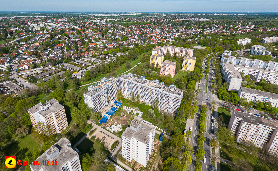 04.05.2023 - Luftbilder von der Fassadensanierung am Karl-Marx-Ring 11-21 in Neuperlach